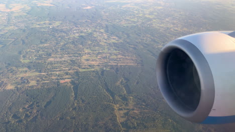 Vista-Aérea-Del-Motor-De-Turbina-Y-El-Paisaje-Desde-Detrás-De-La-Ventana-Del-Avión