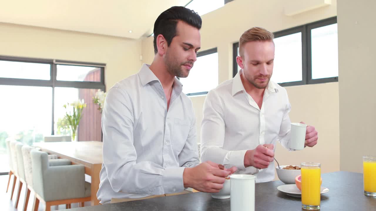 동성애 커플이 아침 식사를 하고 있다