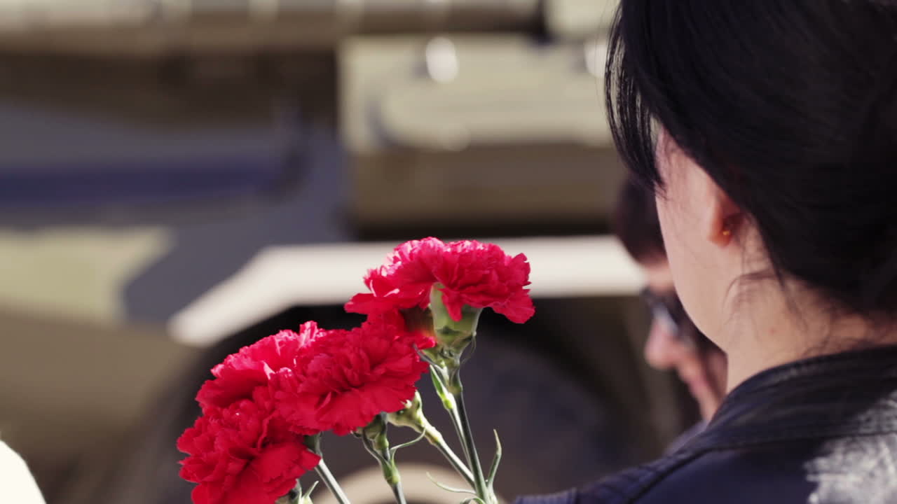 카네이션을 가진 소녀 승리의 날 축하