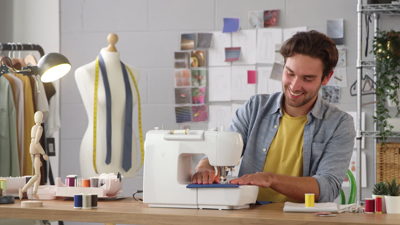 Studente o imprenditore del settore moda che utilizza una macchina da cucire in studio.