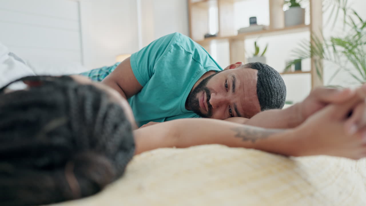 dormitorio, cogidos de la mano y relajarse pareja