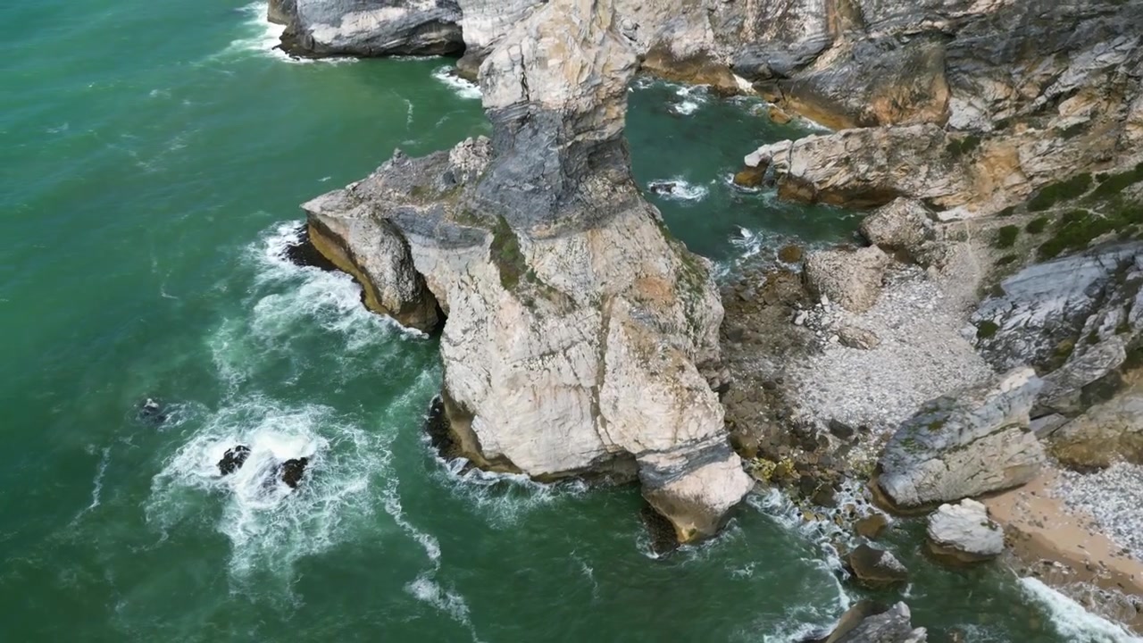 Filmato aereo con drone di Praia da Ursa, Portogallo: imponenti faraglioni, onde atlantiche e paesaggio costiero aspro sotto luce naturale. Ideale per progetti di viaggio e natura.