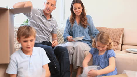 Familia-Usando-Plástico-De-Burbujas