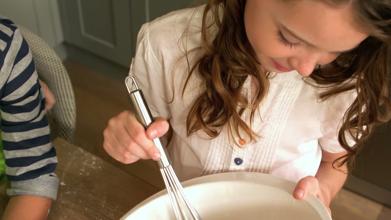 una chica linda preparando un pastel