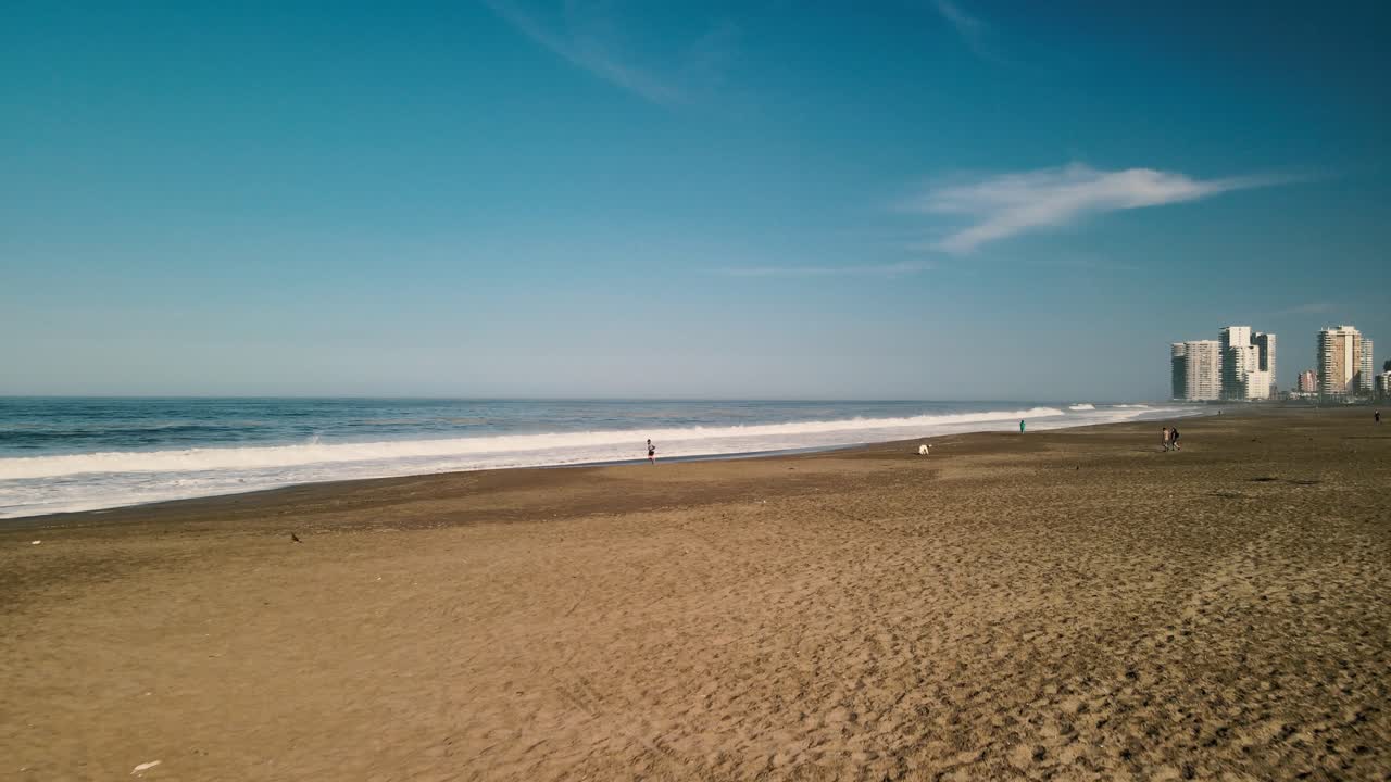 olas marinas chocando contra las costas del océano pacífico, vista aérea de la playa en iquique, chile