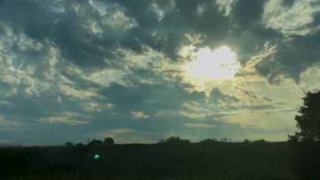 cielo dramático con nubes oscuras y sol detrás de las nubes