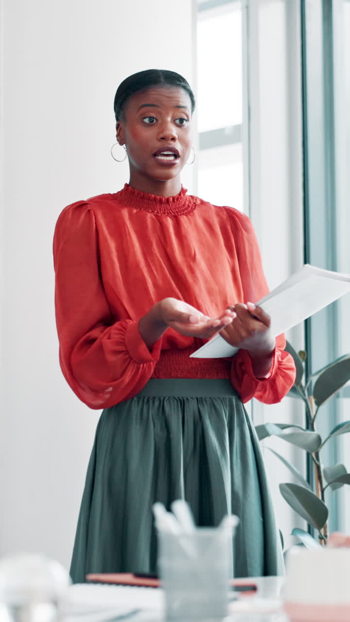 Femme professionnelle présentant des documents et parlant au bureau