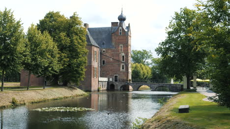 Schloss-Cannenburch,-Niederlande:-Blick-Von-Der-Seite-Des-Schönen-Schlosses-Und-Wo-Man-Den-Wassergraben-Und-Die-Brücke-Sehen-Kann,-Die-Ihn-überquert