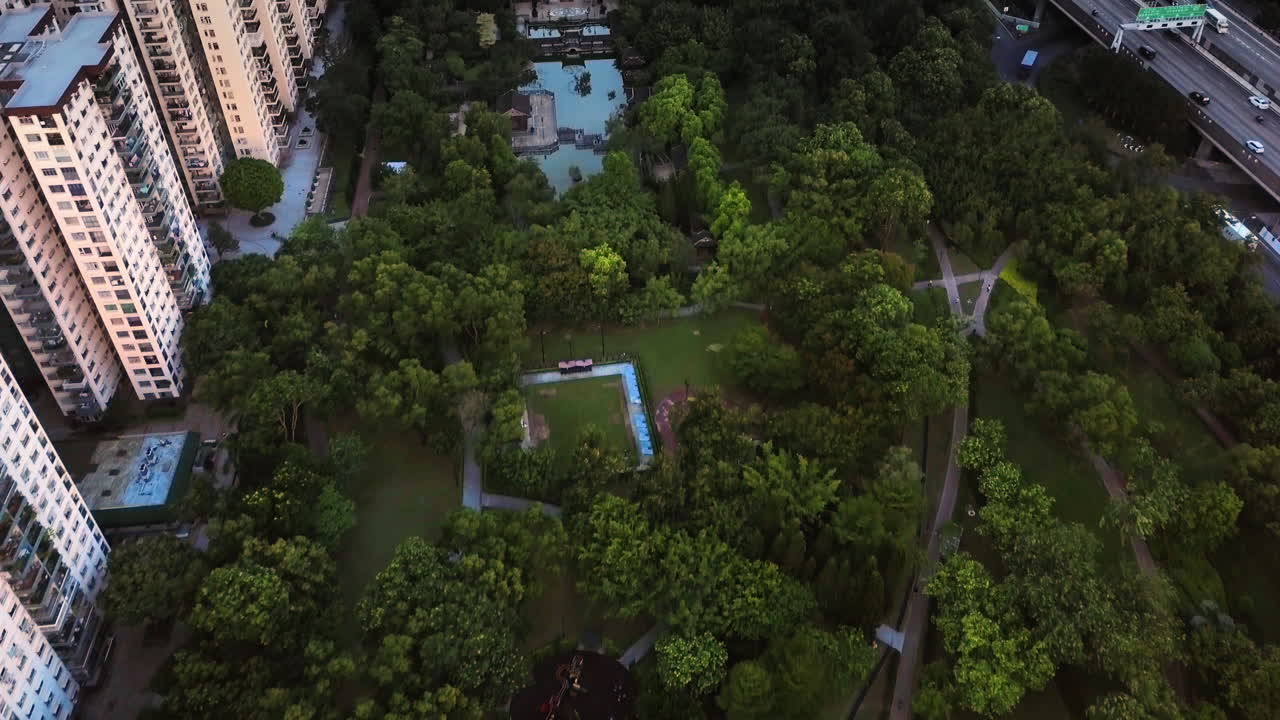 vista aérea de hong kong parque lai chi kok y jardín lingnan junto a edificios residenciales de gran altura mei foo sun chuen edificios comerciales de la colina de manhattan durante la puesta del sol