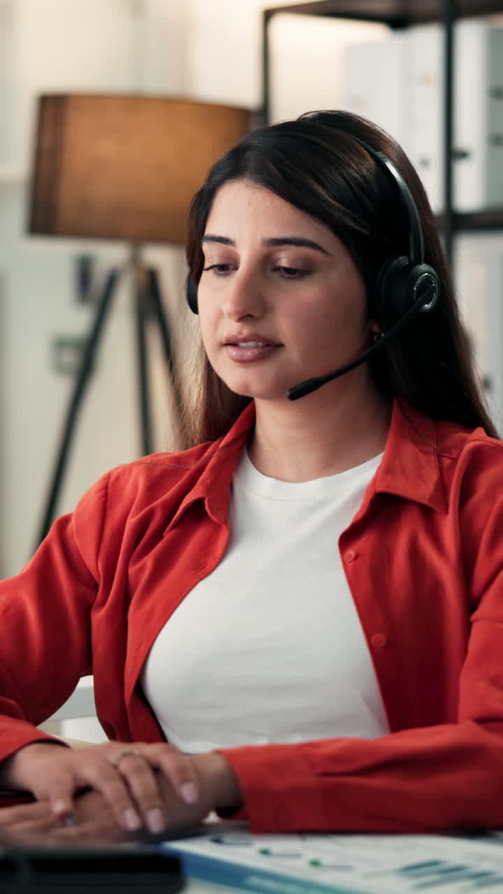 Kvinne med headset som jobber på et callsenter