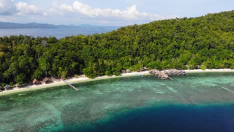 la hermosa isla de kri en el archipiélago de raja ampat, indonesia