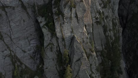 Atemberaubende-Drohnen-Luftaufnahme-Eines-Massiven-Berges-In-Den-Italienischen-Alpen,-Monte-Congen,-Valchiavenna,-Villa-Di-Chiavenna,-Italien