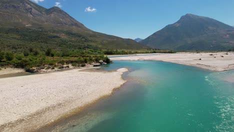 agua turquesa del río vjosa que fluye desde las montañas del desierto en el entorno natural, albania