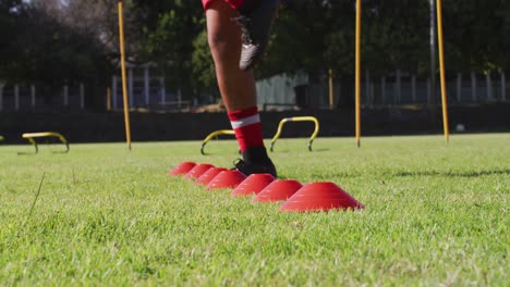 Video-Einer-Gemischten-Gruppe-Männlicher-Fußballspieler,-Die-Sich-Aufwärmen-Und-Springen