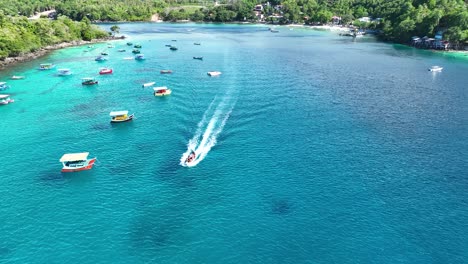 Barcos-Jukung-Tradicionales-Indonesios,-Lanchas-Rápidas,-La-Isla-Más-Septentrional