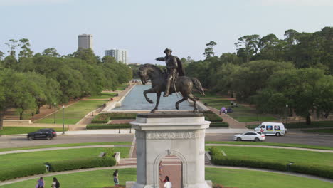 vista de drones de la estatua de sam houston en el parque hermann en houston, texas