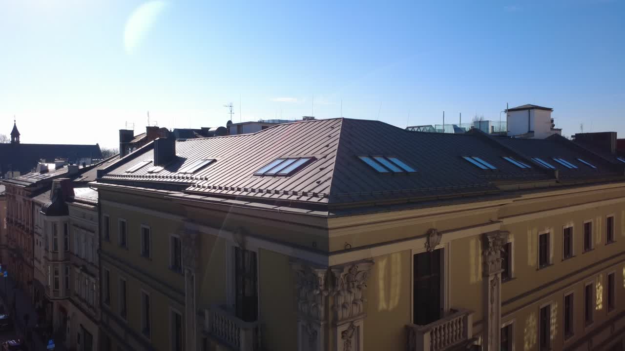 Veduta drone di un edificio storico della città e di una strada trafficata con pedoni