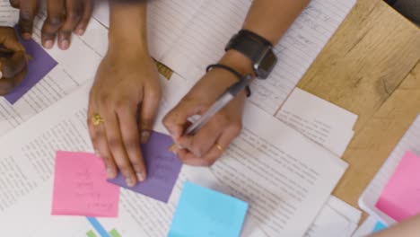 Overhead-Für-Papierkram-und-Hände-Von-Geschäftskollegen,-Die-Um-Den-Tisch-Herum-Brainstorming