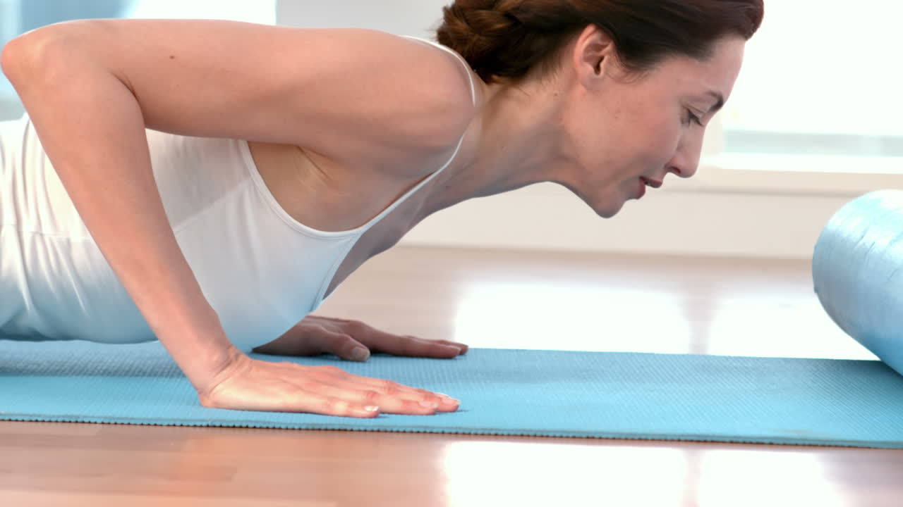 joven en forma haciendo un push up