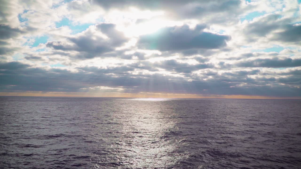 rayos de sol sobre el caribe