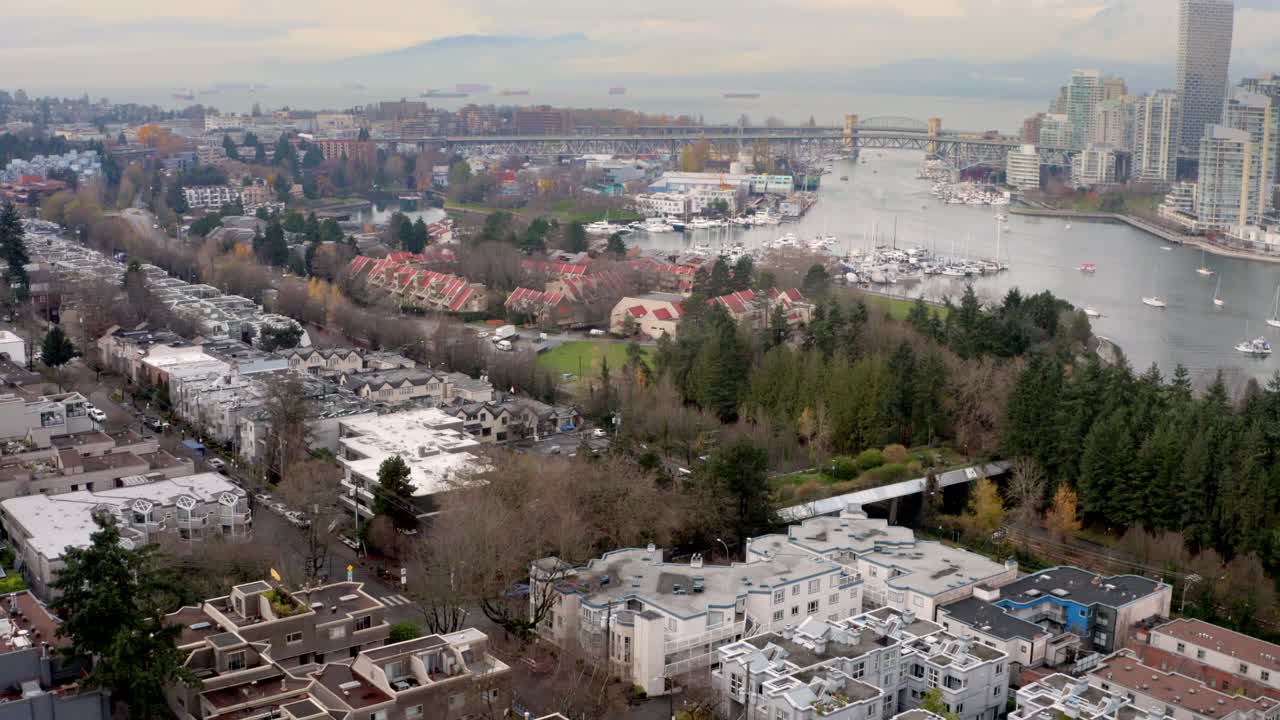 hermosa vista matutina del centro de vancouver yaletown y el puente de la calle granville y la entrada de false creek - toma aérea