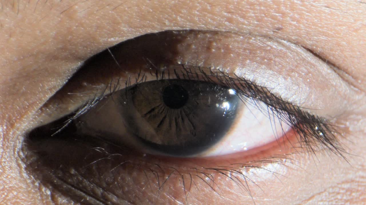 인간의 눈이 열리고 닫히는 극단적 인 근접 시각