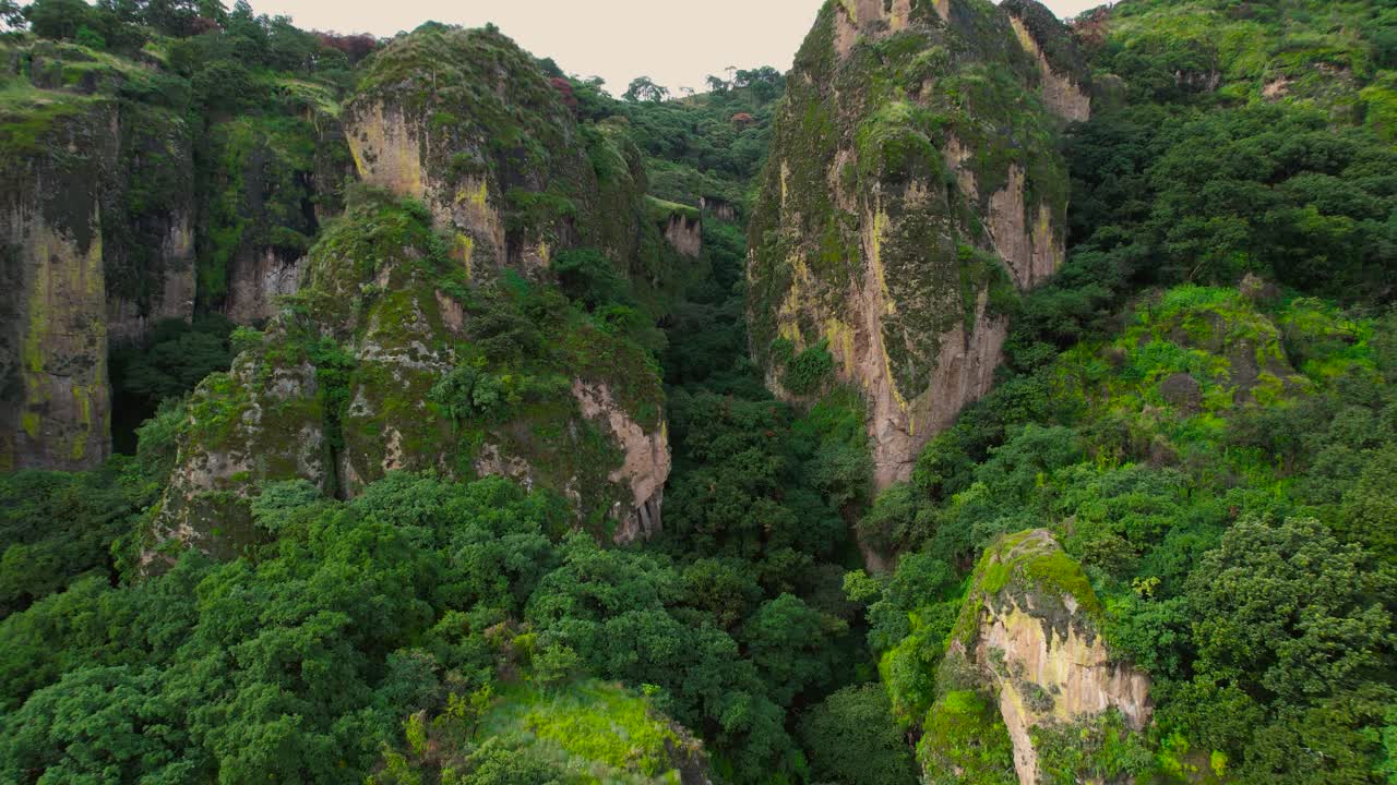 imágenes de drones de la cara más icónica del "cerro del tepozteco" en tepoztlán, méxico