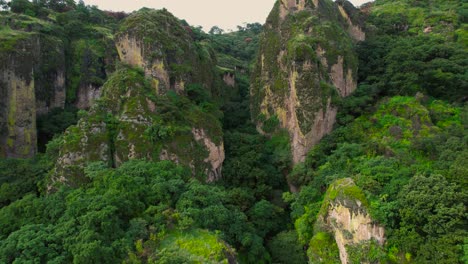 Imágenes-De-Drones-De-La-Cara-Más-Icónica-Del-&quot;cerro-Del-Tepozteco&quot;-En-Tepoztlán,-México