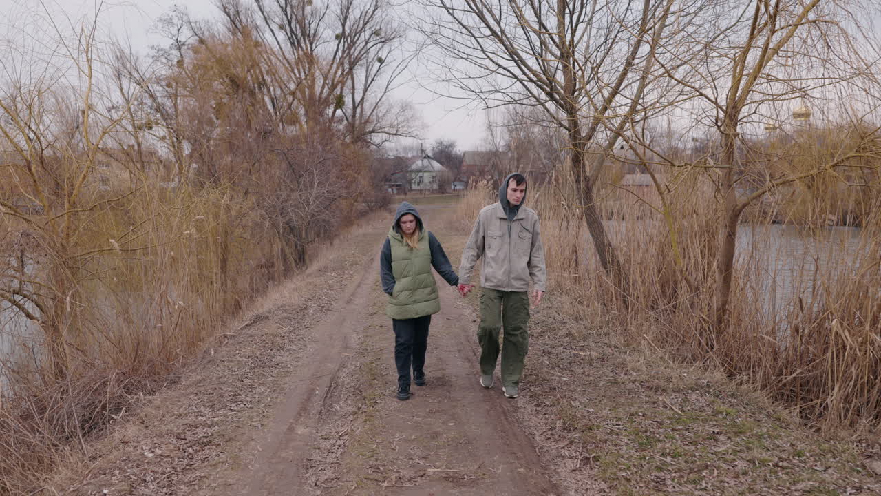 una pareja caminando por un camino de campo.