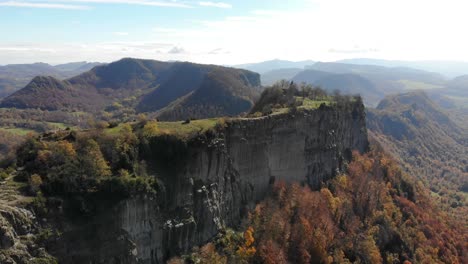 Antenne:-Schmales-Plateau-In-Der-Herbstsaison