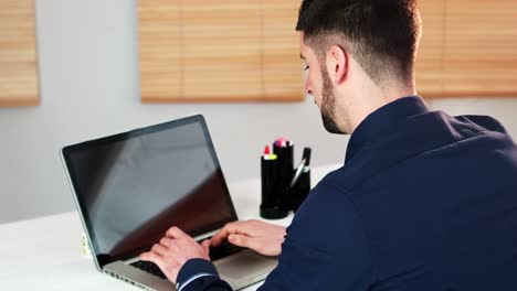 hombre de negocios trabajando en una computadora portátil