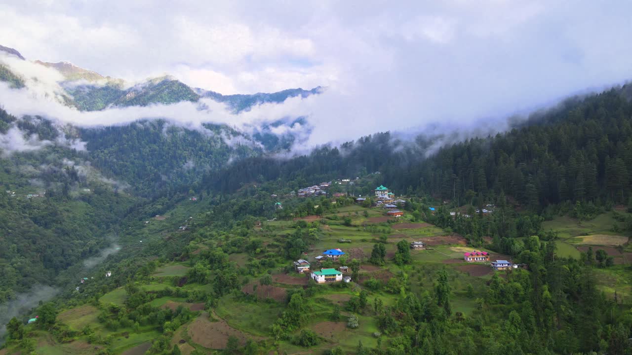 Toma de dron de un valle nublado de Sainj en Himachal Pradesh cerca de Manali, Kasol-7