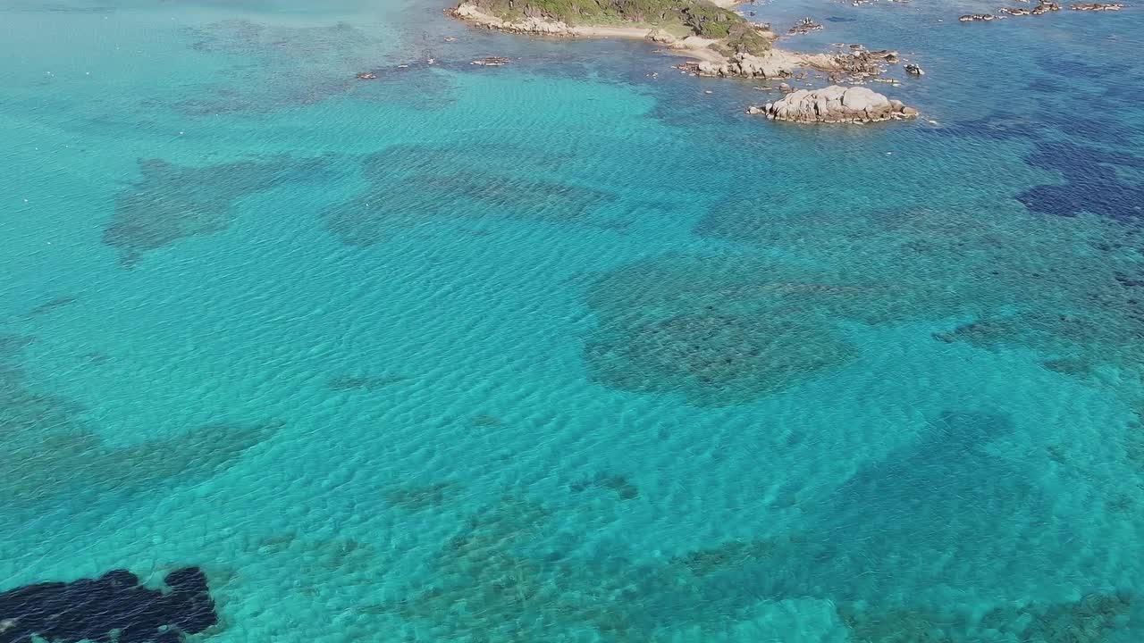 Acqua cristallina vicino alla costa della Corsica in una giornata di sole