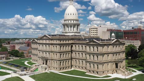 Michigan-state-capitol-building-in-Lansing,-Michigan-close-up-with-clouds-and-drone-video-moving-up