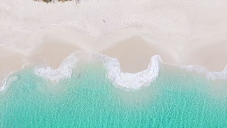 Blick-Von-Oben-Auf-Die-Wellen,-Die-Am-Misery-Beach-Im-Westen-Australiens-Ankommen