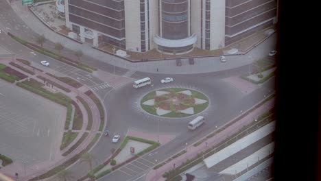 vista aérea de una intersección de la ciudad con la rotonda y los edificios