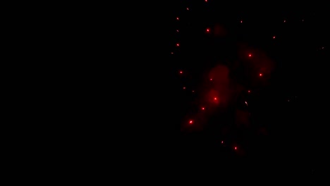 fuegos artificiales explotando en el cielo nocturno. celebrar en cualquier evento. año nuevo. día nacional. diwali. disparo real.