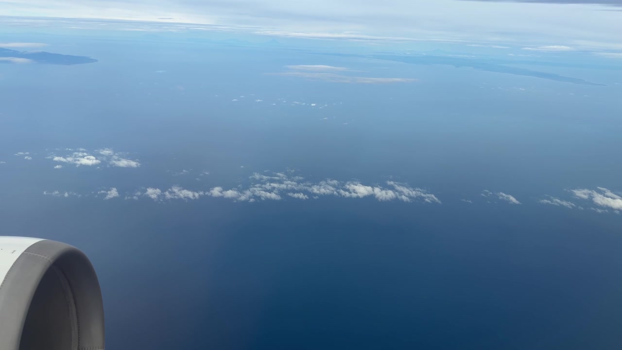Udsigt fra flyvindue under flyvning over Stillehavet, Filippinerne, Sydøstasien, rejseperspektiv