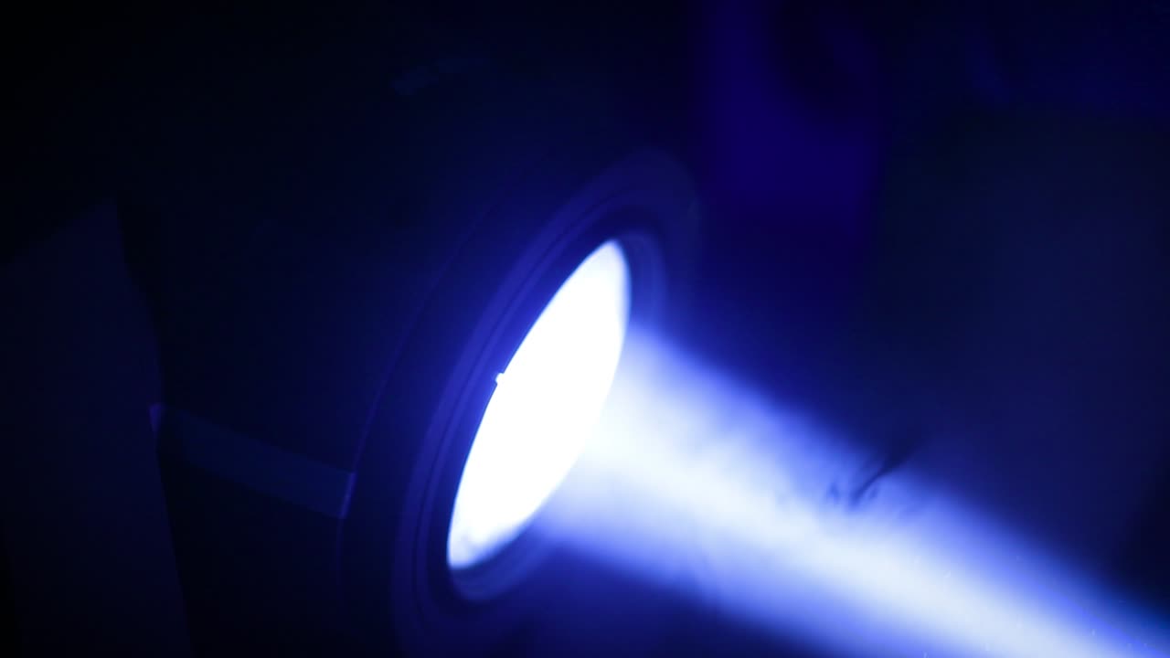 연기를 통해 스포트라이트의 클로즈업, 조명 장비, 색상 변경기, 움직이는 요크, 움직이는 머리