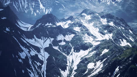 Luftaufnahme-über-Dem-Tal-Mit-Schneebedeckten-Bergen-In-Der-Ferne