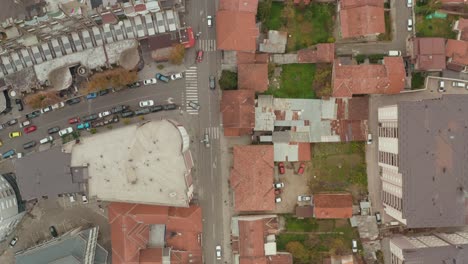 vista aérea de pájaro de las calles y edificios del centro, ciudad de novi pazar, serbia