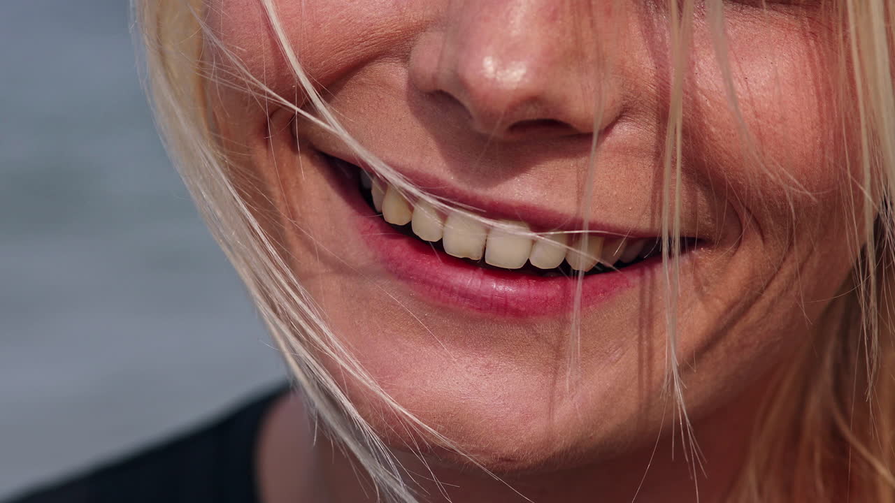 hermosa sonrisa de una mujer feliz