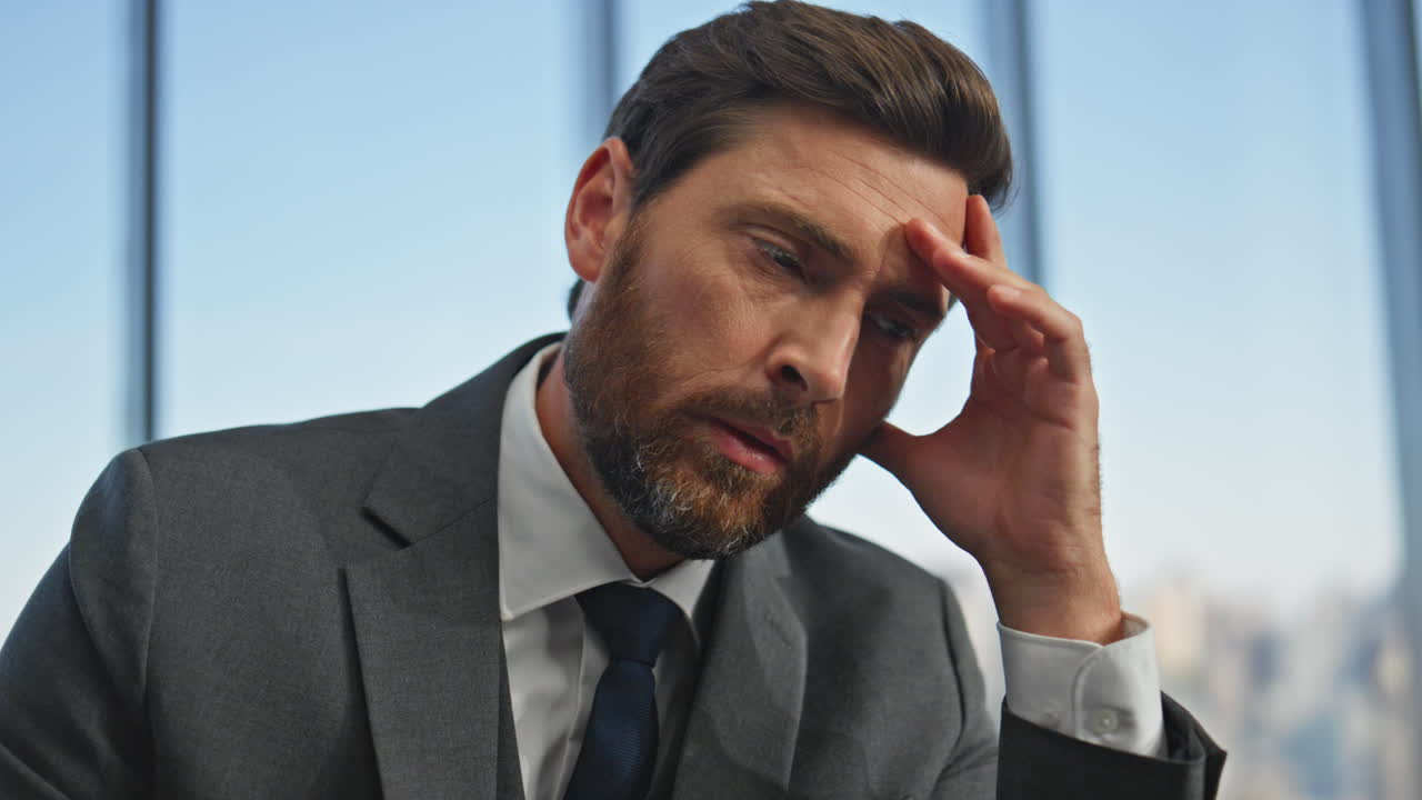 retrato estresado profesional piensa problema de negocio. hombre cansado mirada solución