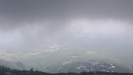 piso de montaña cubierto de nubes densas por la mañana