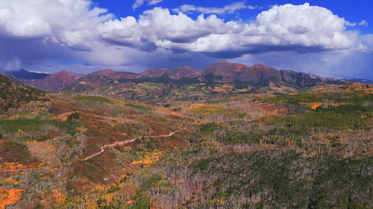 Kebler Pass Ruby Afley Ruby Peak Lake Irwin Paonia Somerset Crested Butte Colorado drone aereo soleggiato pomeriggio autunnale nuvole scure cielo blu colorato pioppi dorati strada sterrata panoramica ascendente