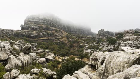 El-Torcal-De-Antequera-Malaga,-Andalucía,-España-En-Un-Día-De-Niebla-Nublado,-Lapso-De-Tiempo