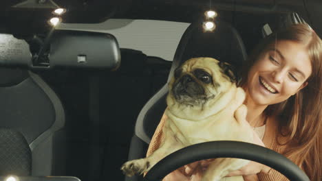 mujer conduciendo con su pug