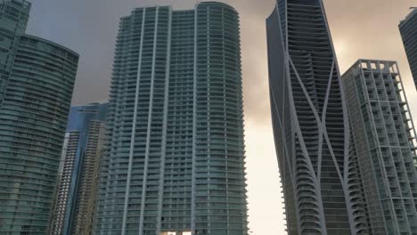 Vista-Aérea-De-Un-Moderno-Edificio-De-Rascacielos-Al-Atardecer-En-El-Centro-De-Miami