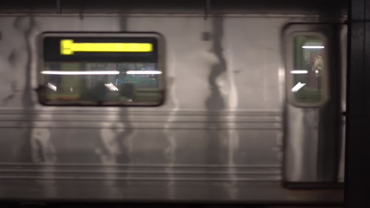 metro de nueva york llegando a la estación