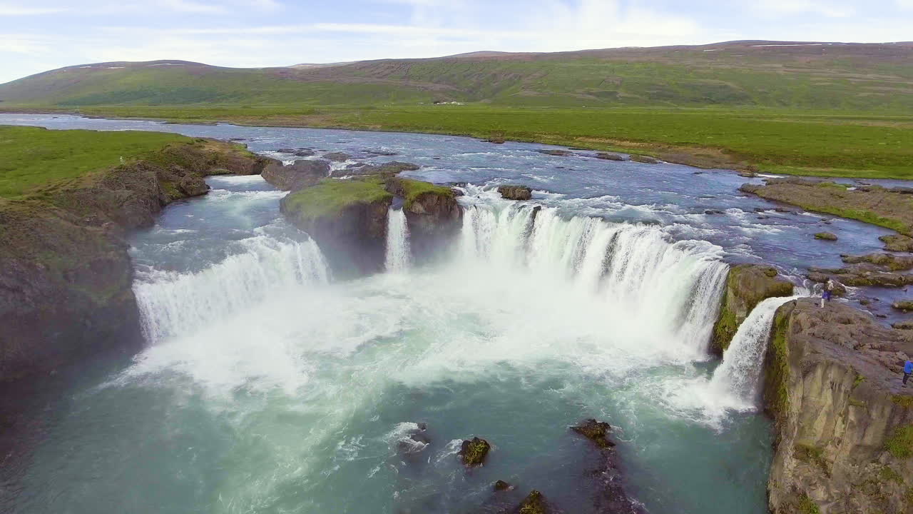 imágenes aéreas de drones de la cascada de godafoss en el norte de islandia.